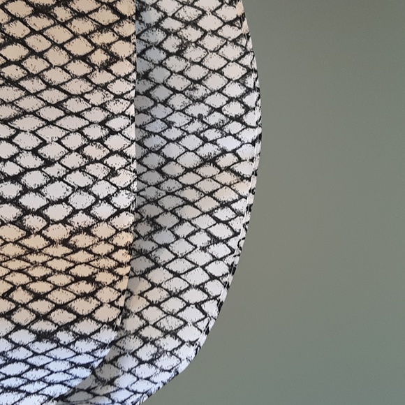 Maunce top.Sleeveless black and white.  Medium. - Picture 10 of 16